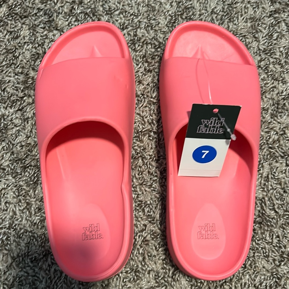 Women’s pink slippers/sandals